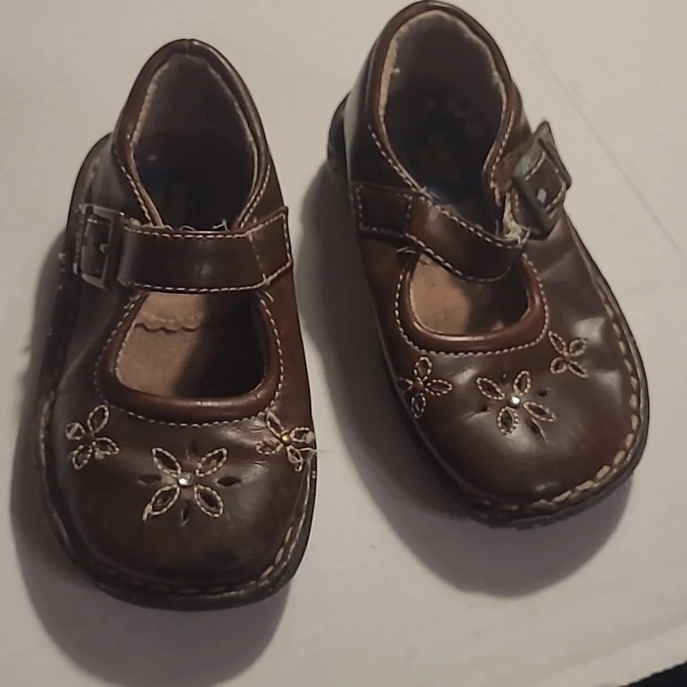 OshKosh Bgosh Llittle Girls 6 brown dress shoes floral embroidery velcro